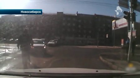 Автохам окатил пешехода из лужи, а затем избил его на проезжей части в Новосибирске  - (видео)