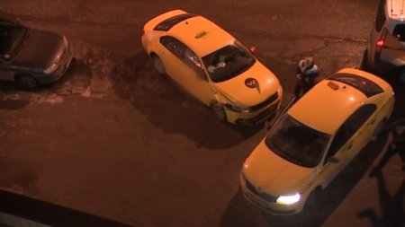 Таксисты, ослепленные страстью к девушке-диспетчеру, устроили "разборки на колесах"  - (видео)