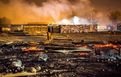 Во Франции после беспорядков сгорел лагерь беженцев, есть пострадавшие - (видео)