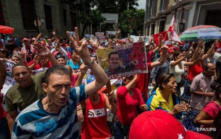В Венесуэле камнями забросали авто президента - (видео)