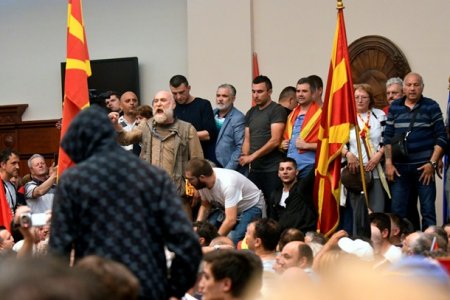 В Македонии атаковали оппозицию в парламенте - (видео)