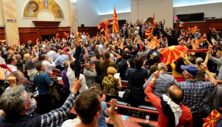 В Македонии атаковали оппозицию в парламенте - (видео)