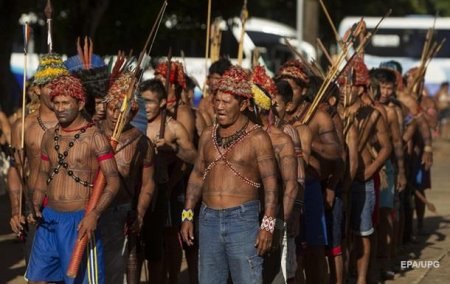 В Бразилии индейцы обстреляли из лука полицейских - (видео)
