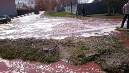 В РФ потекли реки сока из-за рухнувшего склада - (видео)