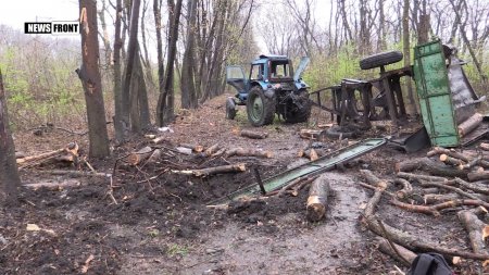 [21+] В ЛНР трактор подорвался на мине: один человек погиб, еще пятеро ранено  - (видео)