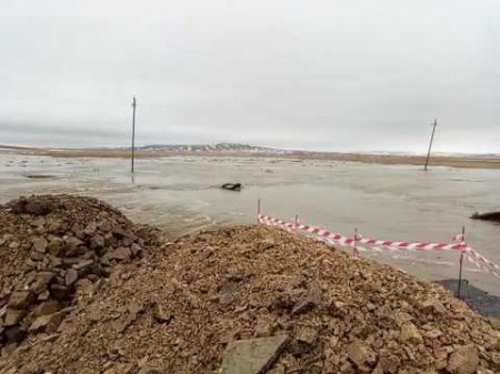 Автомобиль утонул в талых водах в Карагандинской области  - (видео)