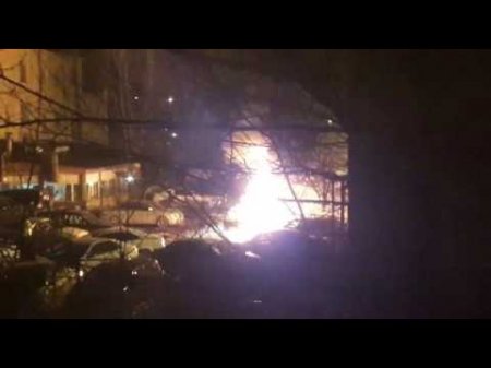 Автомобиль загорелся в жилом районе Астаны  - (видео)