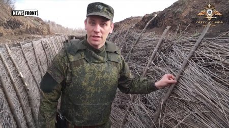 ДНР: Укрепление окопов в условиях степи  - (видео)