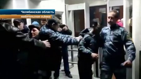 Драку с участием пьяных секьюрити на проходной завода прекратили полицейские в Челябинске  - (видео)