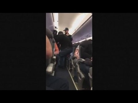 Как в United Airlines пассажира с рейса снимали  - (видео)