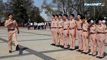 Керченские школьники маршируют по центральной площади города  - (видео)