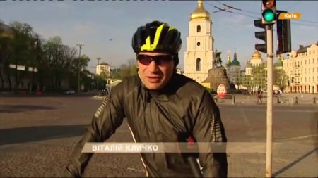 Кличко и Супрун приехали на велосипеде на работу  - (видео)