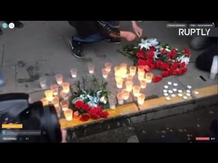 Люди несут цветы к станции метро «Сенная площадь» в Санкт-Петербурге  - (видео)