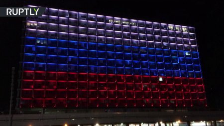 Мэрия Тель-Авива зажглась цветами российского флага в знак солидарности с петербуржцами  - (видео)