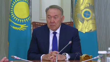 Назарбаев предложил главе ЕАБР выдавать больше кредитов в тенге  - (видео)