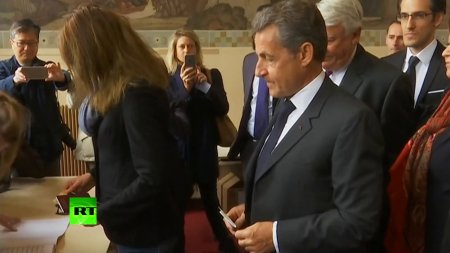 Николя Саркози и Карла Бруни проголосовали на выборах президента Франции  - (видео)