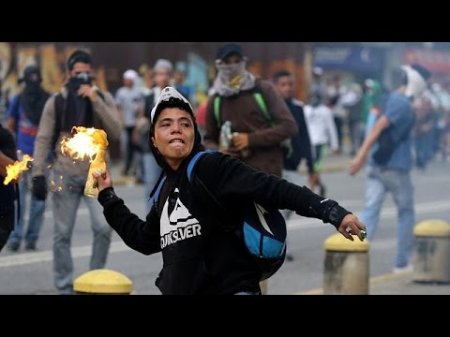 Очередная акция протеста венесуэльской оппозиции закончилась столкновениями с полицией.  - (видео)