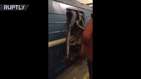 Первые секунды после взрыва в петербургском метро  - (видео)