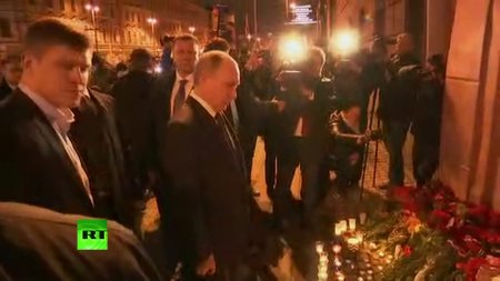 Путин возложил цветы у станции метро в Санкт-Петербурге в память о погибших в результате взрыва  - (видео)