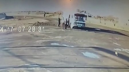 Школьный автобус вместе с детьми перевозил «уголовников»  - (видео)