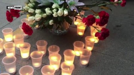 Теракт в Петербурге: люди несут цветы и свечи к станции «Сенная площадь»  - (видео)