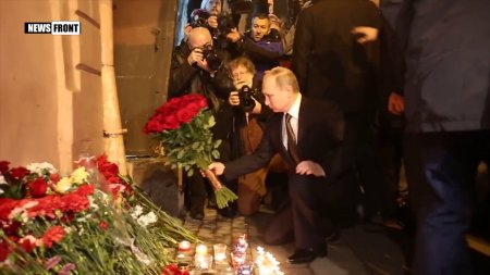 Теракт в Санкт-Петербурге: Путин возложил цветы у станции метро  - (видео)