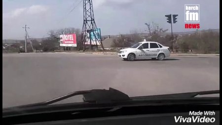 В Керчи машина поехала на красный создала аварийную ситуацию  - (видео)