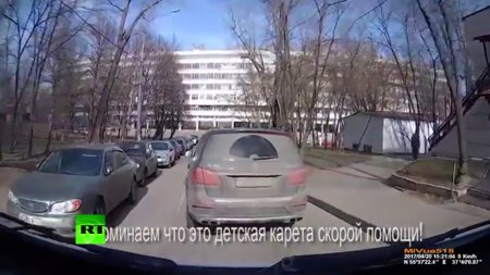 В Москве внедорожник Mercedes не пропустил машину скорой, которая ехала на вызов к ребёнку  - (видео)