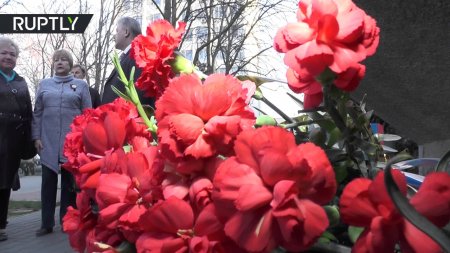 В Севастополе люди несут цветы к стеле города-героя Ленинграда  - (видео)
