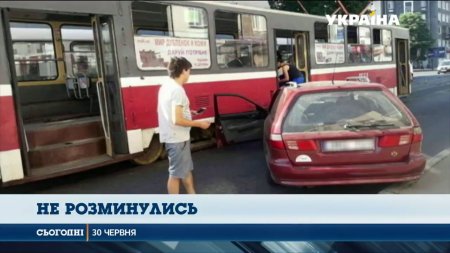 Авто з іноземними номерами увігналося в трамвай у Харкові  - (видео)