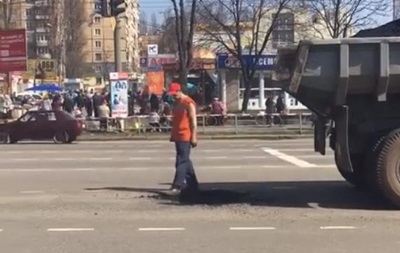 В Кривом Роге ремонтники асфальт трамбуют ногами - (видео)