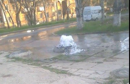 В Керчи из люка вода била фонтаном - Лента новостей Крыма - (видео)