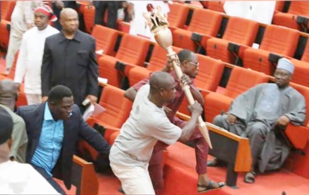 Из парламента Нигерии публично украли жезл - (видео)