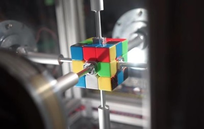 Робот собрал кубик Рубика с новым рекордом - (видео)