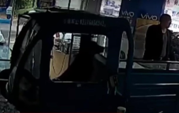 В Китае пес за рулем фургона врезался в магазин - (видео)
