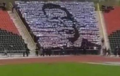 В ДНР школьников учат выкладывать портрет Захарченко на трибуне стадиона - (видео)