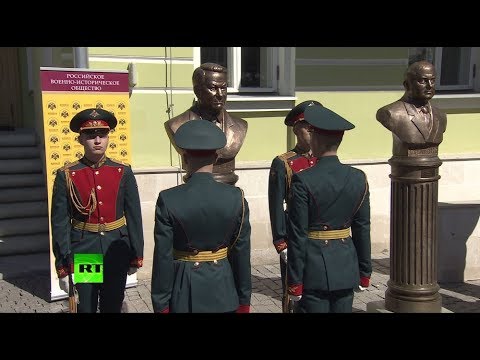 Бронзовый Борис Ельцин появился на «Аллее правителей»  - (видео)