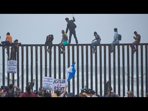 Центральноамериканские мигранты идут на приступ границы США  - (видео)