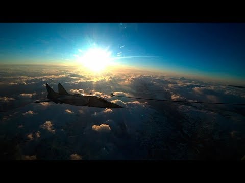 Кадры дозаправки перехватчиков МиГ-31 по пути в Арктику  - (видео)