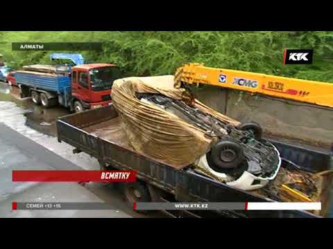 КамАЗ, опрокинувшись, придавил машины в алматинском дворе  - (видео)