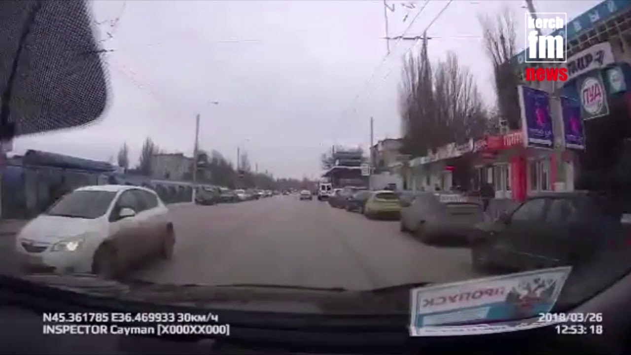 машина с ростовскими номерами проехала на красный в Керчи  - (видео)
