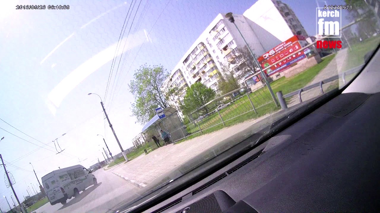 Момент аварии в Керчи на Ворошиловском кольце 26 апреля  - (видео)