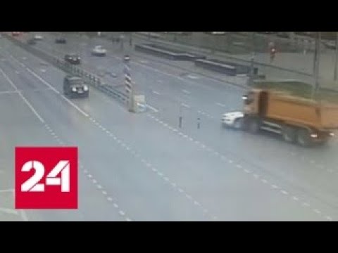 На Рязанском проспекте КамАЗ с щебнем снес две машины - Россия 24  - (видео)