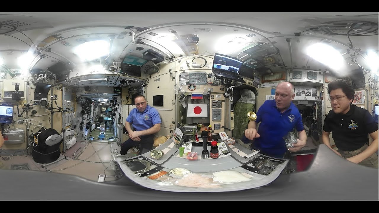 Российские космонавты учатся готовить суши в невесомости  - (видео)