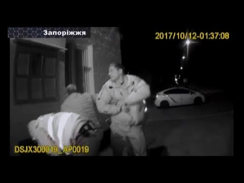 У Запоріжжі поліцейські побили чоловіка  - (видео)