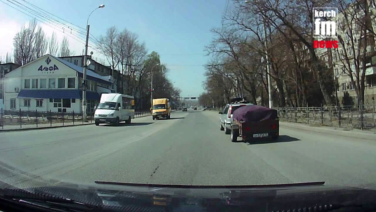 В Керчи автомобиль поехал на красный  - (видео)