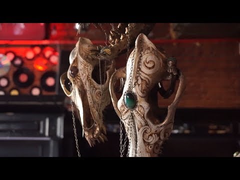 Вторая жизнь черепов: художница превращает старые кости в произведения искусства  - (видео)