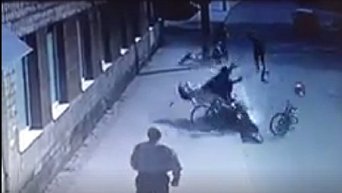 В Киеве грузовик "подрезал" мотоциклиста, байкер погиб - «Видео - Украина»