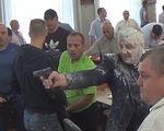 В Никополе облитый кефиром депутат стрелял на сессии горсовета - «Видео - Украина»