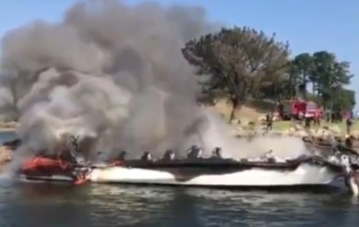 В Испании загорелась лодка с туристами - (видео)